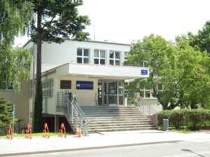 Biblioteka Ekonomiczna UG Sopot - Xeroteka znajduje się naprzeciwko głównego wejścia